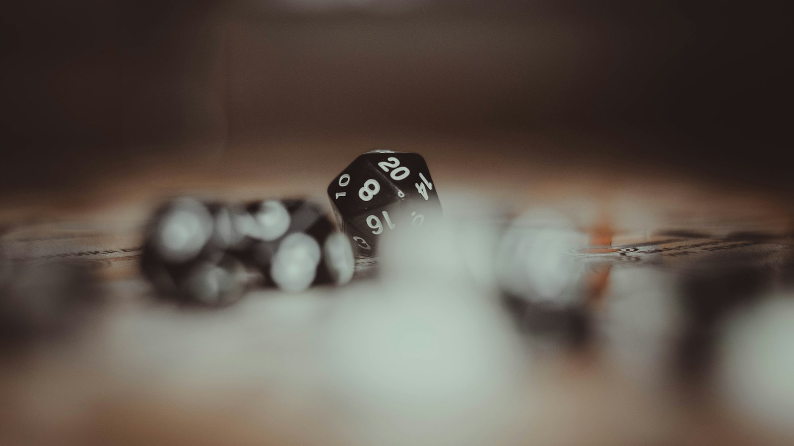 Zwei Spielwürfel auf dunklem Untergrund, Symbolbild für Wahrscheinlichkeit