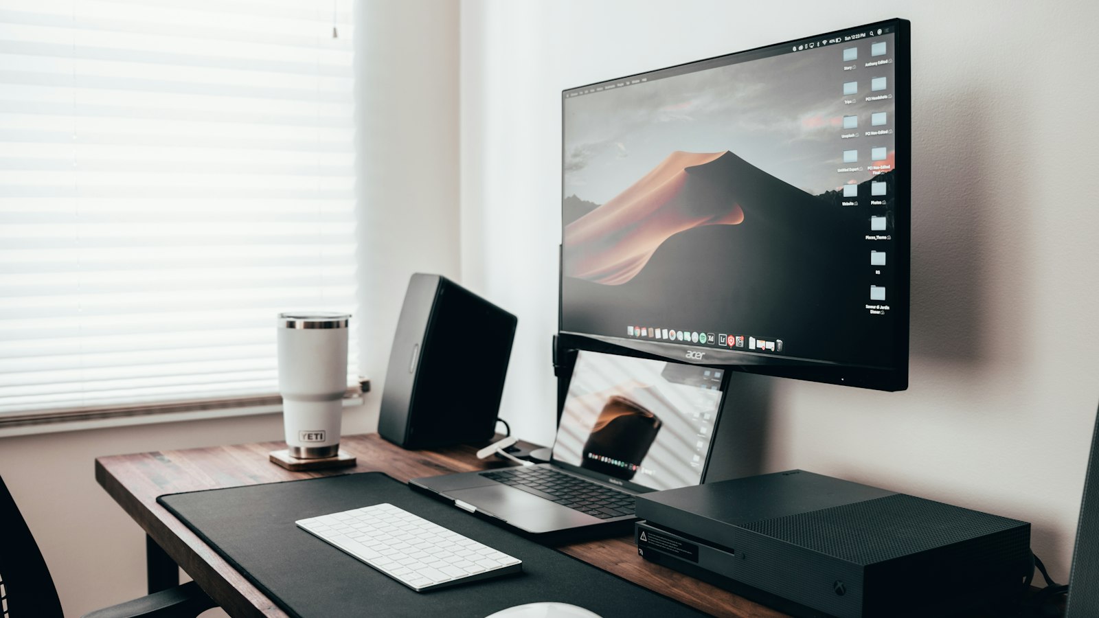 Minimalistisches Büro mit Schreibtisch, Laptop und Pflanze