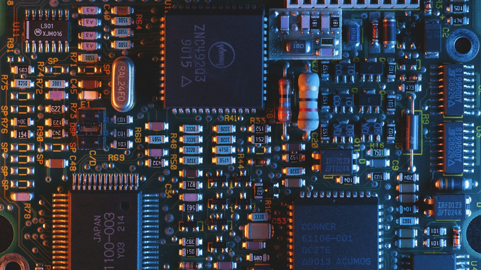 Makroaufnahme eines Computerchips mit feinen Leiterbahnen