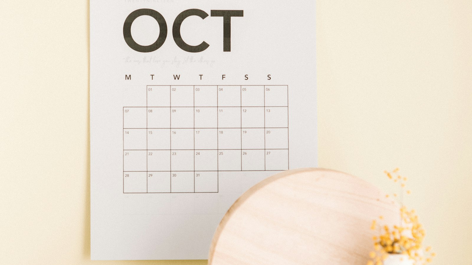 Minimalistische Flatlay-Planung mit Kalender und Notizen auf hellem Untergrund