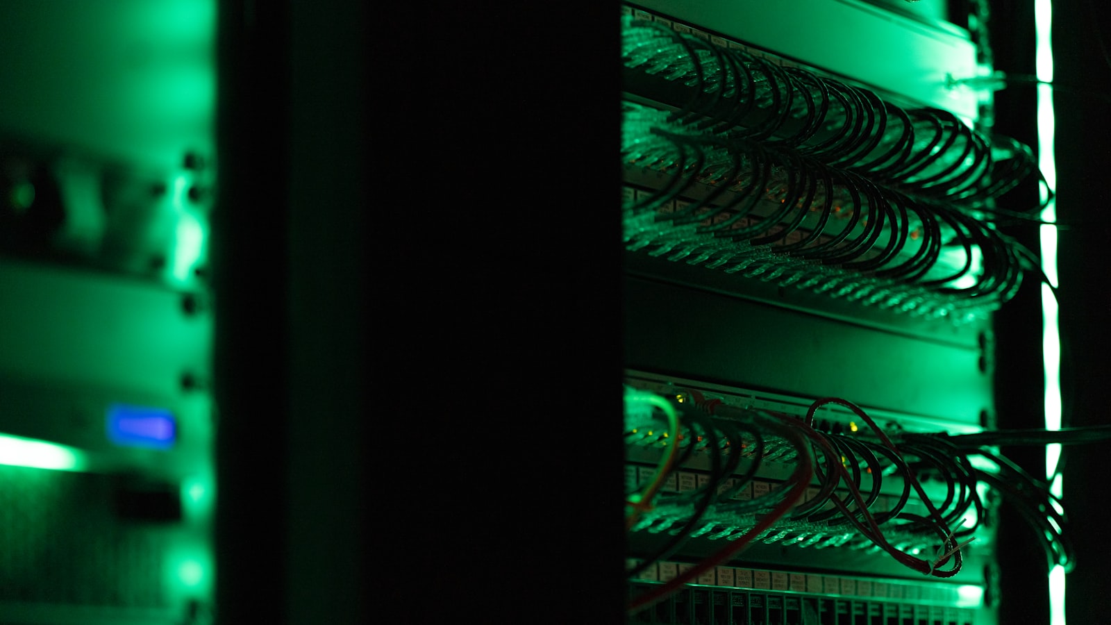 Serverraum mit Rechenzentrum-Racks in kühlem Blau