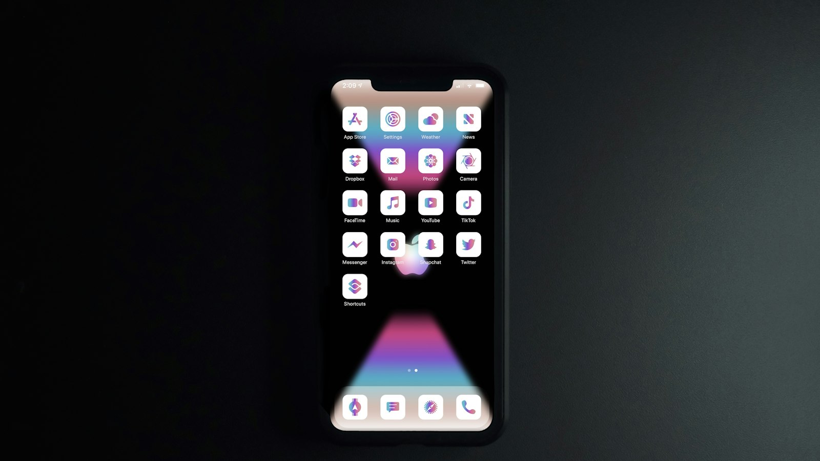Smartphone-Startbildschirm mit App-Icons in dunkler, stimmungsvoller Beleuchtung