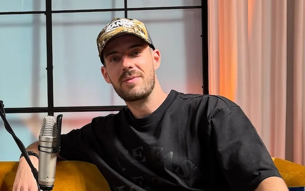 Daniel Fuchs im Gespräch bei einer Podcast-Aufnahme